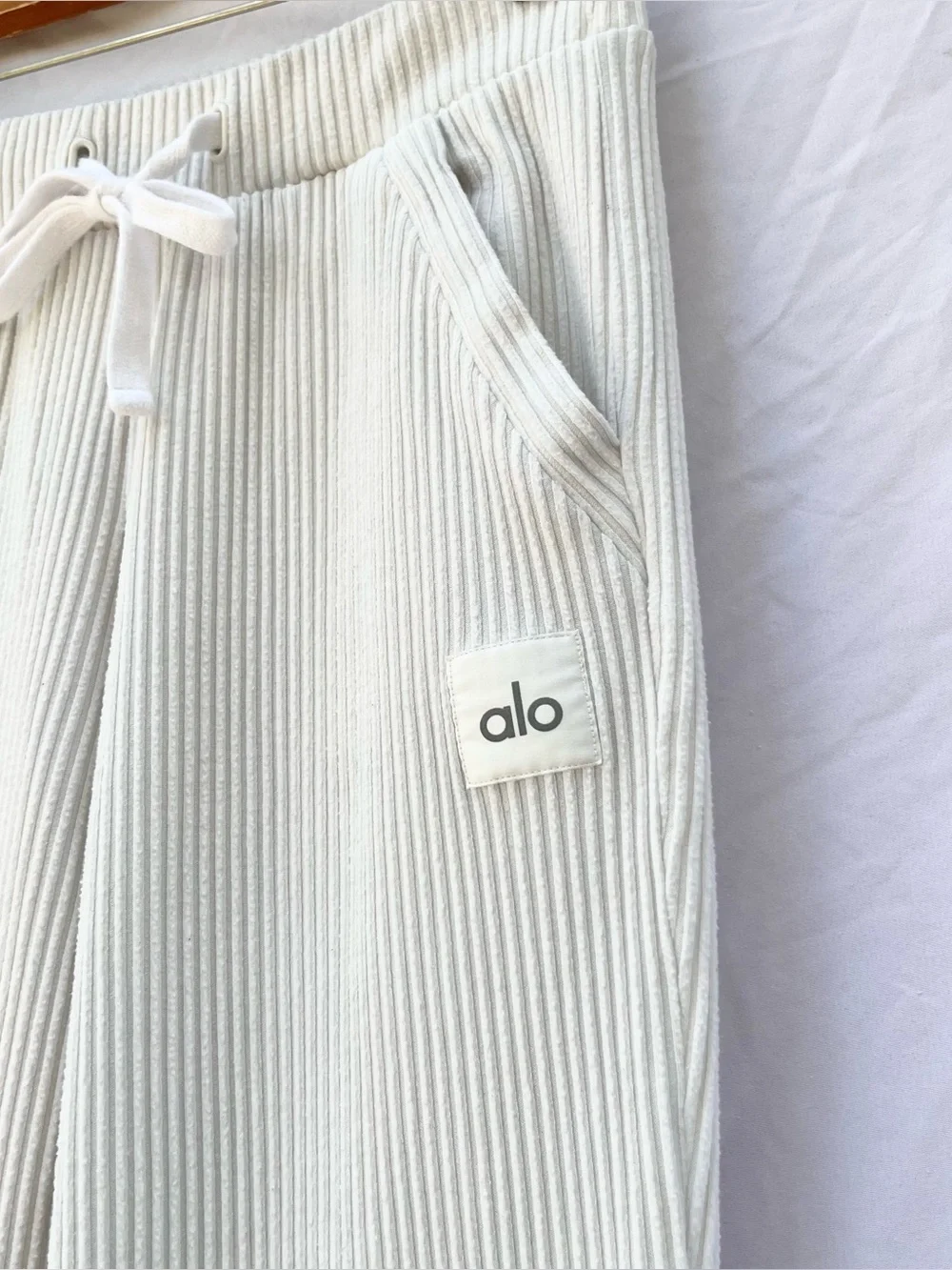 ALO YOGA | XXS MUSE SWEATPANTS IN IVORY RIBBED JOGGER HIGH RISE ANKLE